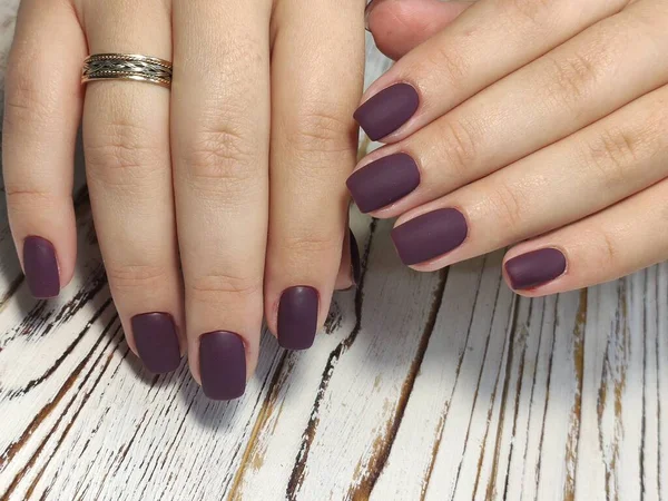 Jesienny manicure. Piękne paznokcie projekt z jesiennych liści. — Zdjęcie stockowe