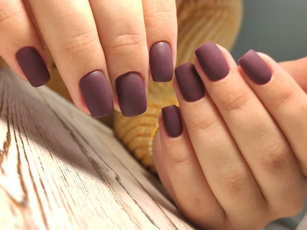 Perfecte manicure gel kunst polish mode design schone hand vrouw closeup — Stockfoto