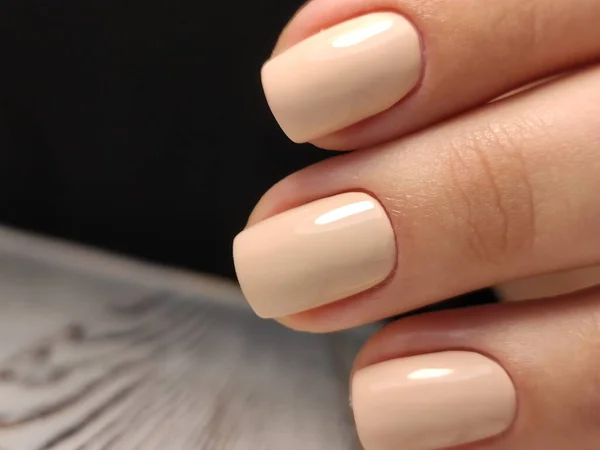 Design manicure giovanile, belle mani femminili con manicure sexy . — Foto Stock