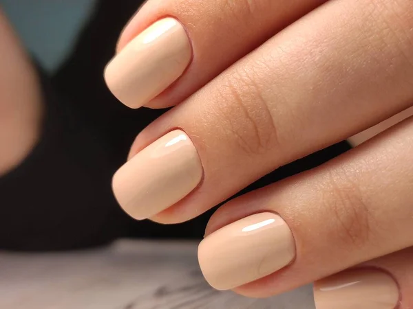 Manicura de otoño. Hermoso diseño de uñas con hojas de otoño . — Foto de Stock