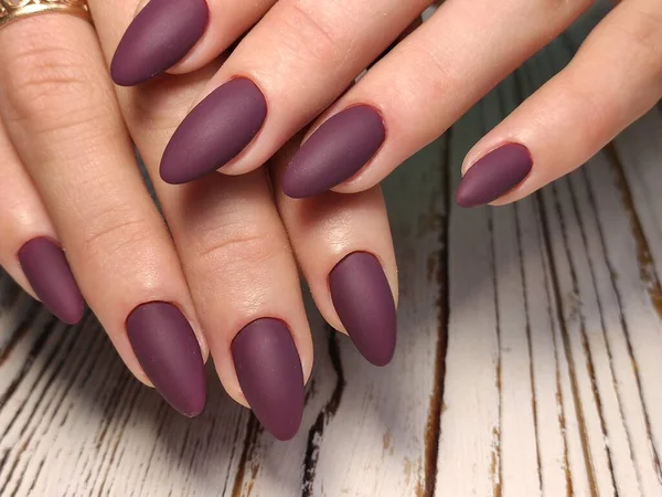 Glamoureuze luxe krokodillenmanicure. Ontwerp glamoureuze nagels — Stockfoto