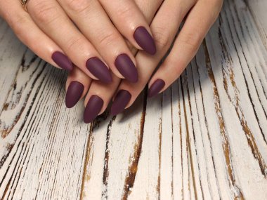 Gri çizgili tırnak tasarım el üzerinde kapat.