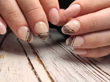 Gri çizgili tırnak tasarım el üzerinde kapat.
