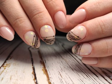 Gençlik tasarım, güzel eller seksi manikür ile manikür.