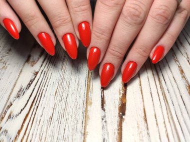 Gençlik tasarım, güzel eller seksi manikür ile manikür.