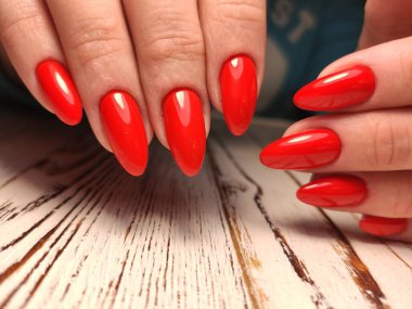 Gri çizgili tırnak tasarım el üzerinde kapat.