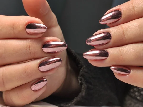 Młodzieży do manicure projektu, piękne kobiece dłonie z sexy manicure. — Zdjęcie stockowe