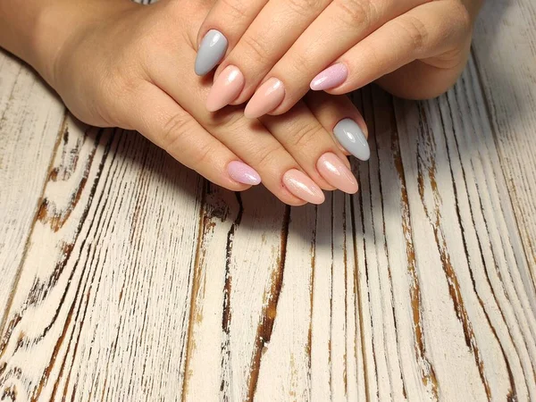 El diseño a la moda de la manicura en las plumas hermosas —  Fotos de Stock