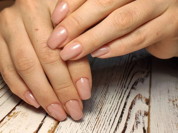 Belle mani femminili. Bella mano con unghie perfette — Foto Stock