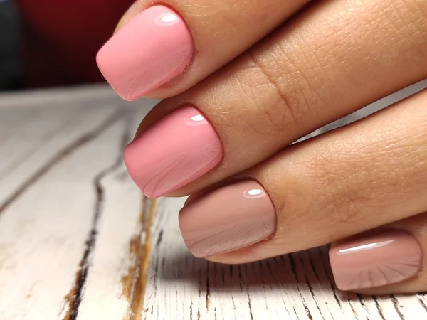 Młodzieży do manicure projektu, piękne kobiece dłonie z sexy manicure. — Zdjęcie stockowe