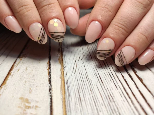 Jesienny manicure. Piękne paznokcie projekt z jesiennych liści. — Zdjęcie stockowe
