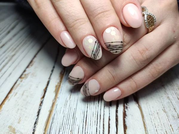 Manicura de otoño. Hermoso diseño de uñas con hojas de otoño . — Foto de Stock