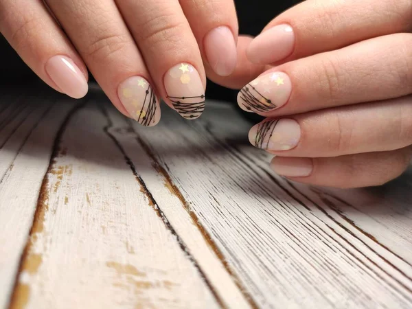Prachtige vrouwelijke handen. Prachtige handgemaakte met perfecte nagel — Stockfoto