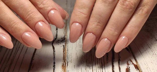 Diseño de uñas de rayas grises en mano femenina de cerca . —  Fotos de Stock