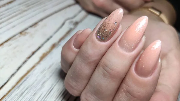 Diseño de manicura juvenil, hermosas manos femeninas con manicura sexy . —  Fotos de Stock