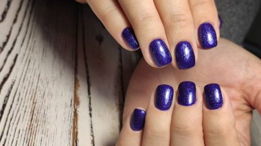 Güzel kalemlerinde bulunan manikür moda tasarımı