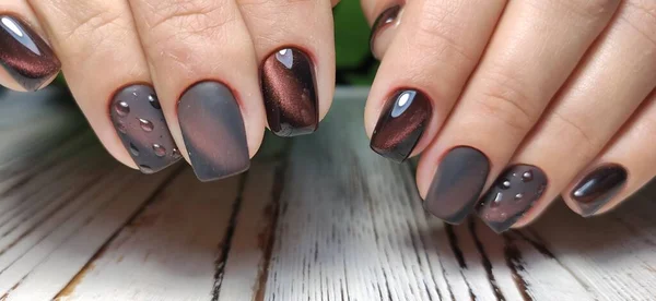 Autumn manicure. Beautyful nails design with autumn leaves. — Stock Photo, Image
