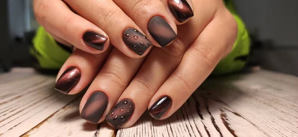 Manucure d'automne. Beau design de ongles avec des feuilles d'automne . — Photo