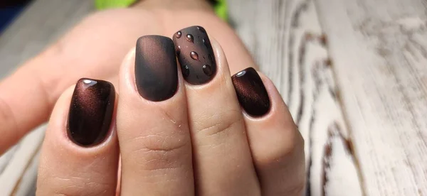 Jesienny manicure. Piękne paznokcie projekt z jesiennych liści. — Zdjęcie stockowe