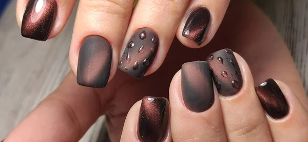 Młodzieży do manicure projektu, piękne kobiece dłonie z sexy manicure. — Zdjęcie stockowe