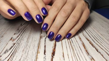 Büyüleyici lüks timsah manikürü. Cazip tırnaklar tasarla