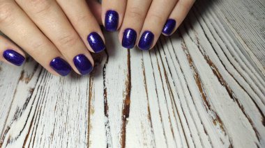 Eller dikkat. Pastel Çivilerle Tasarım Eli