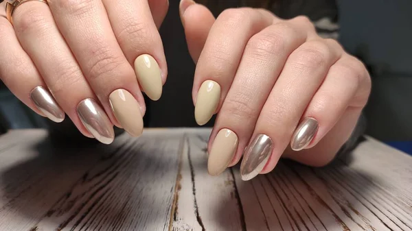 Jeugd design, mooie vrouwelijke handen met sexy manicure manicure. — Stockfoto