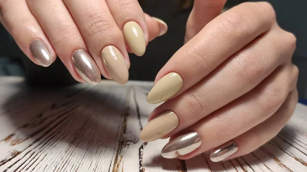 Progetto alla moda di manicure su belle penne — Foto Stock