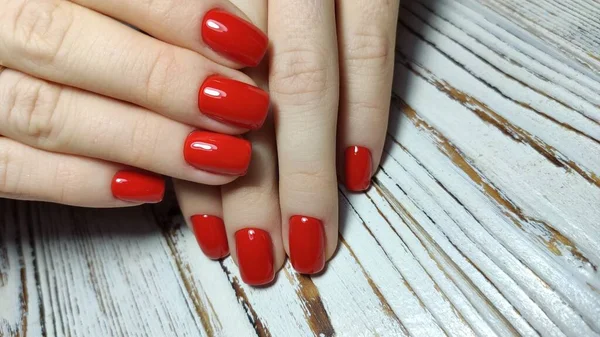 Manicura de outono. Design de unhas lindas com folhas de outono . — Fotografia de Stock