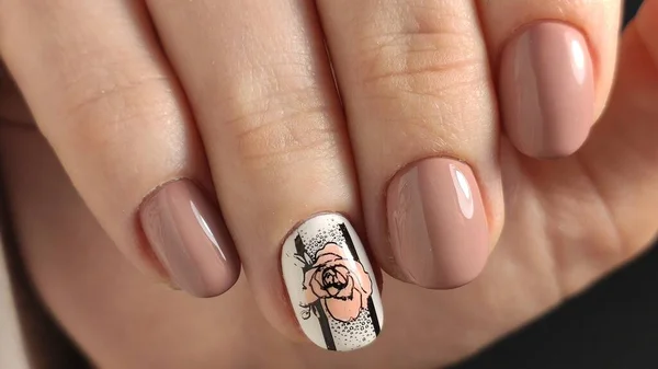 Modny design manicure na piękne pióra — Zdjęcie stockowe