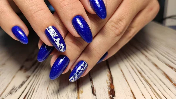 Jesienny manicure. Piękne paznokcie projekt z jesiennych liści. — Zdjęcie stockowe