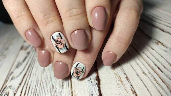 Herfst manicure. Prachtige nagels ontwerp met herfstbladeren. — Stockfoto