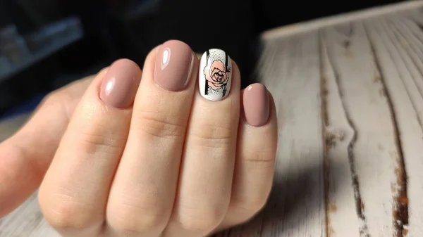 Gemanicuurde nagels gekleurd met rode nagellak — Stockfoto