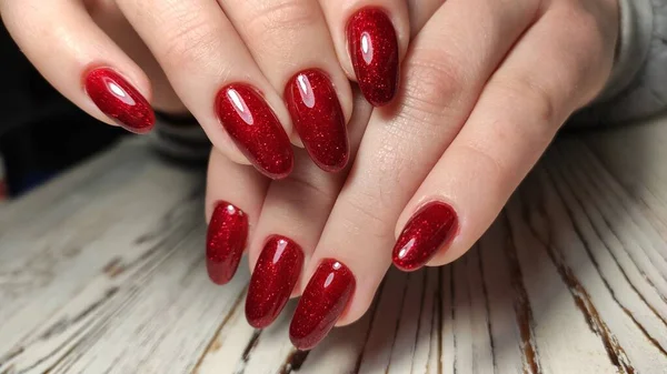 Manicure paznokcie kolorowe z czerwony lakier do paznokci — Zdjęcie stockowe