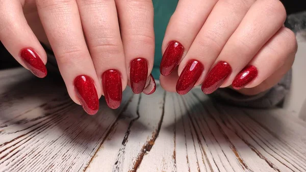 Jesienny manicure. Piękne paznokcie projekt z jesiennych liści. — Zdjęcie stockowe