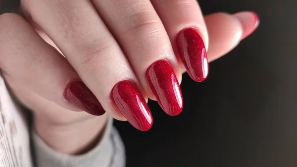 Unhas tratadas coloridas com esmalte vermelho — Fotografia de Stock