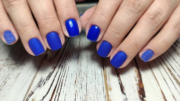 Unhas tratadas coloridas com esmalte vermelho — Fotografia de Stock