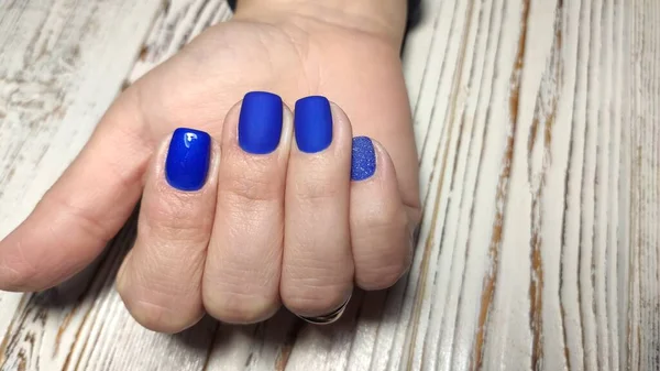 Manicure paznokcie kolorowe z czerwony lakier do paznokci — Zdjęcie stockowe