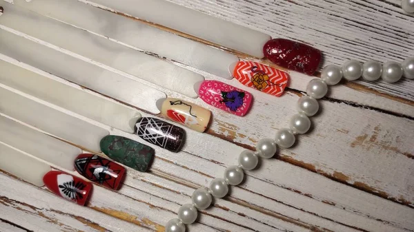 Pontas de unhas pintadas em cores diferentes. Manicure — Fotografia de Stock