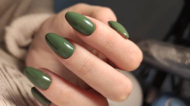 Seksi esmer, kendi fotoğrafını çekiyor. Gerls