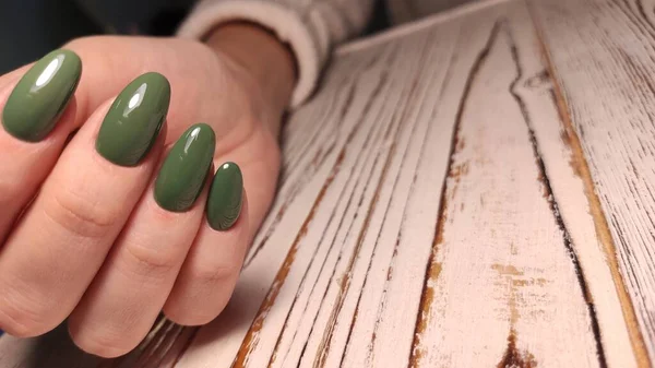 Schöne Frauenhände. schöne Hand mit perfektem Nagel — Stockfoto