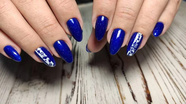 Modny design manicure na piękne pióra — Zdjęcie stockowe