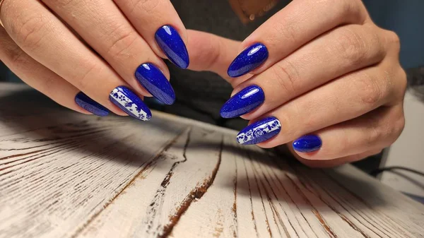 Manicure paznokcie kolorowe z czerwony lakier do paznokci — Zdjęcie stockowe