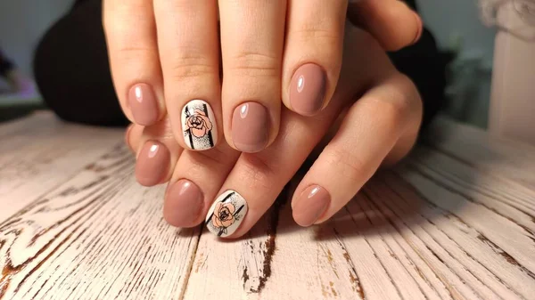 Gemanicuurde nagels gekleurd met rode nagellak — Stockfoto