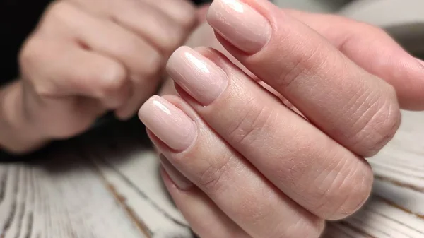 Jesienny manicure. Piękne paznokcie projekt z jesiennych liści. — Zdjęcie stockowe