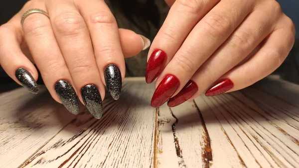 Jesienny manicure. Piękne paznokcie projekt z jesiennych liści. — Zdjęcie stockowe