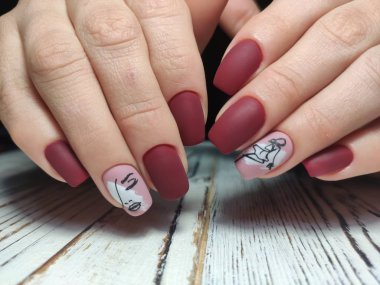 Gençlik tasarım, güzel eller seksi manikür ile manikür.