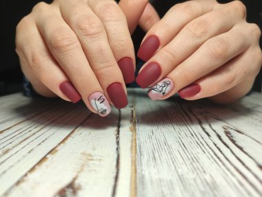 güzel jel cila manikür moda dokulu bir arka plan üzerinde