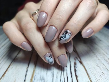 güzel jel cila manikür moda dokulu bir arka plan üzerinde