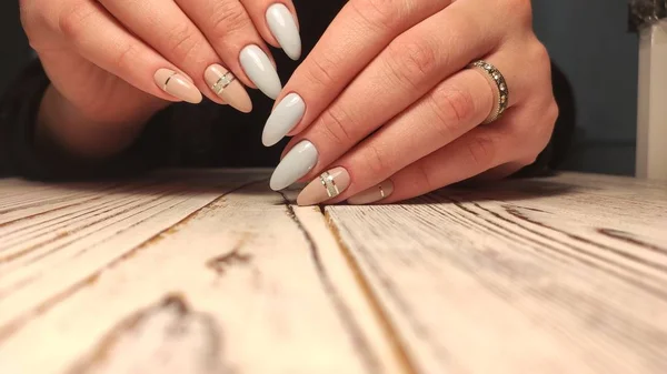 Jesienny manicure. Piękne paznokcie projekt z jesiennych liści. — Zdjęcie stockowe